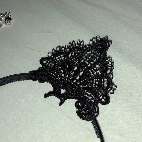 Black cat ears and a flower sliver necklace - Picture 5 of 6